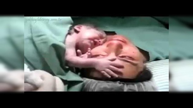 Un bebé recién nacido llora cuando lo alejan de su mamá