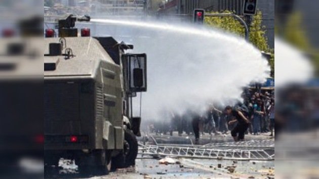Varios policías heridos tras nueva jornada de protestas estudiantiles en Chile