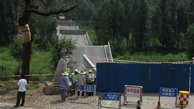 FOTOS: Un chino recibe una multa a pagar en 28.000 años por el derrumbe de un puente