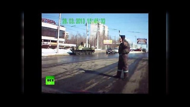 Rusia: Un vehículo de combate choca contra una farola