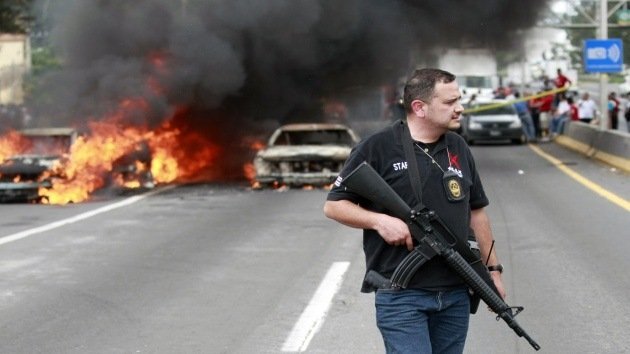 Bloquean en México varias vías con vehículos en llamas
