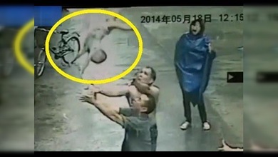 Graban el rescate improvisado de un niño que se cae desde un tejado