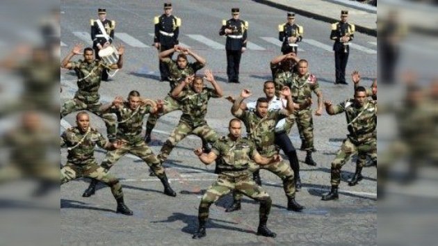 Soldados bailando y bomberos gimnastas inauguran el día de la Bastilla