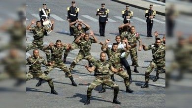 Soldados bailando y bomberos gimnastas inauguran el día de la Bastilla