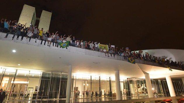 Brasil: Manifestantes ocupan las rampas y el tejado del Congreso