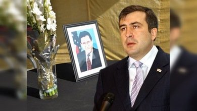 Líder georgiano va a homenajear al fallecido diplomático de EE. UU.
