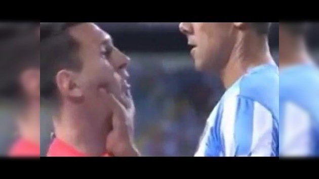 El método menos elegante de frenar a Messi: defensor del Málaga le da un manotazo
