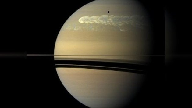 A Saturno le sale una Gran Mancha Blanca