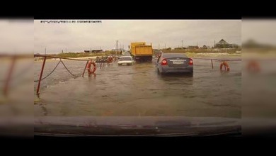 Un camión deja a varios vehículos a flote