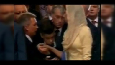 El hijo de Piotr Poroshenko se desmaya durante una misa por Ucrania