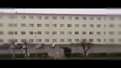 Un auto vuela como si fuera un avión de papel