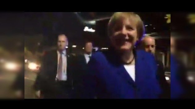 La canciller alemana Angela Merkel sale de bares por Brisbane