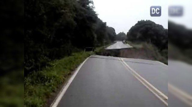 Graba el momento en que un cráter se abre en una carretera en Brasil