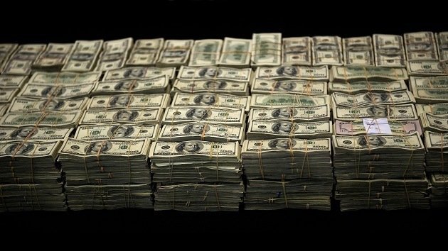 EE.UU.: Un millonario anónimo reparte sobres con dinero