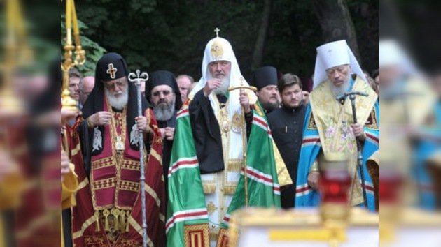 Tres patriarcas ofician un servicio al aire libre en víspera del Día del Bautismo de Rusia