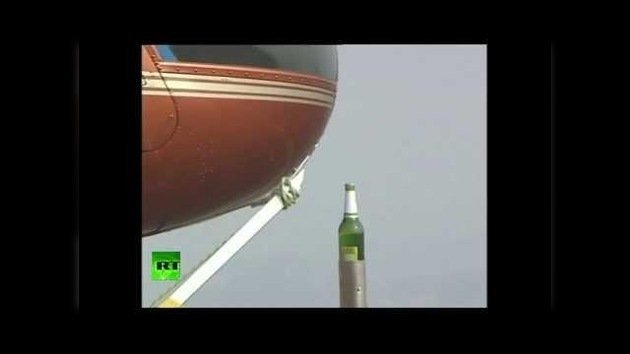 Un piloto chino abre una cerveza con un helicóptero