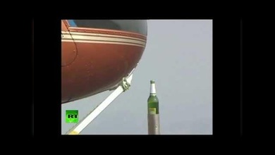 Un piloto chino abre una cerveza con un helicóptero