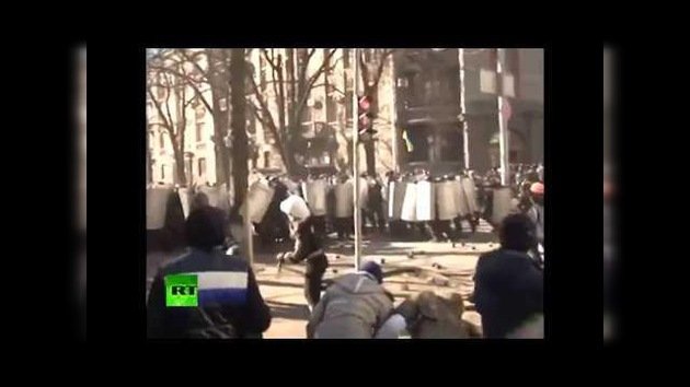 Violentas imágenes: manifestantes en Kiev lanzan piedras y ladrillos contra la Policía