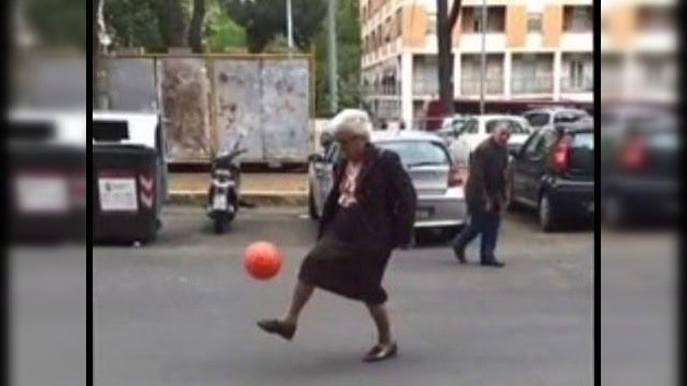 Una abuela italiana demuestra su habilidad futbolística con los toques de balón