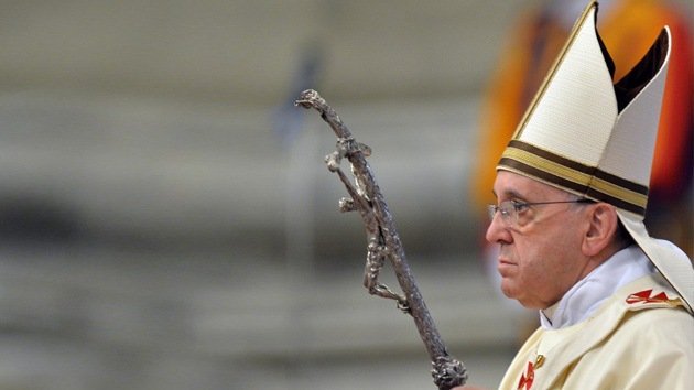 Acusan al papa Francisco del resurgimiento de ritos místicos medievales