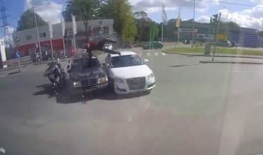 Un motorista se pasa el semáforo en rojo, se choca a gran velocidad y sale volando