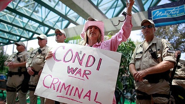 La ley de la calle: pretenden ‘arrestar’ a Condoleezza Rice por “crímenes de guerra”