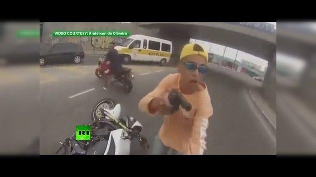 Brasil: Víctima graba el robo de su moto y al policía disparando al delincuente
