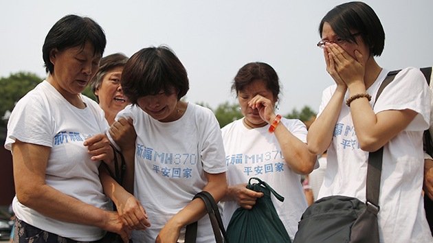 Familias de víctimas del MH370 buscan resolver el misterio por su propia cuenta