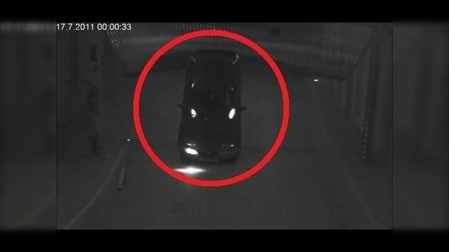 Oda a lo inexplicable: Conductor termina volcando el coche al entrar a un 'parking'