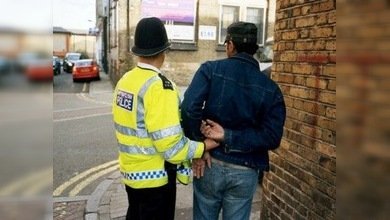 Condenan a dos jóvenes británicos por usar Facebook para incitar a la violencia