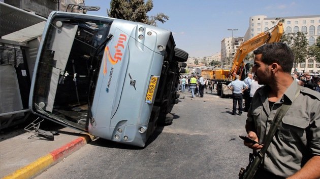 Fotos, video: Un tractor embiste un autobús en Jerusalén
