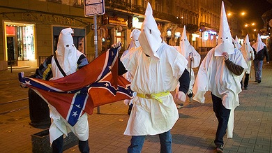 El Ku Klux Klan recauda fondos para el policía que mató al joven afroamericano en Ferguson