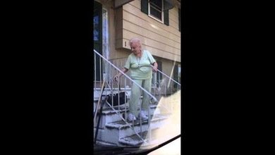 Nana, la abuela marchosa que baila saliendo de la casa