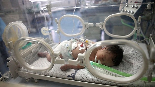 Video: Nace un bebé tras la muerte de su madre en un bombardeo en Gaza