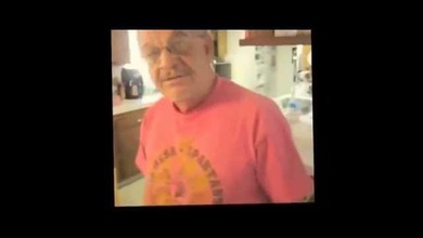 Graba las reacciones de su padre ante cada nuevo tatuaje que se hace