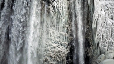 La ola de frío congela incluso a las cataratas del Niágara