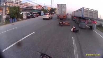 Motociclista se salva por un pelo de ser atropellado por un camión luego de caerse