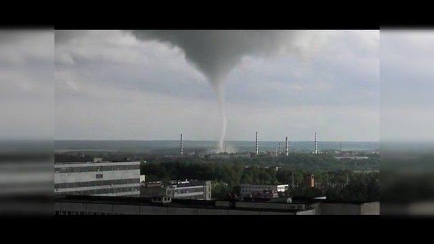 Fuerte tornado sobre la planta nuclear rusa de Óbninsk