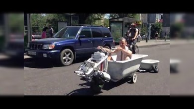 En bañera motorizada por toda la ciudad