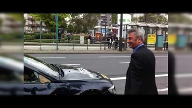 Un italiano en protesta rompió con una almádena su BMW M6