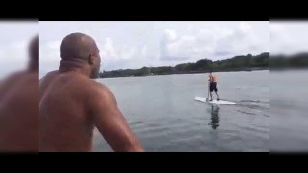Shannon Briggs manda al agua a Vladímir Klichkó mientras remaba en una tabla de surf