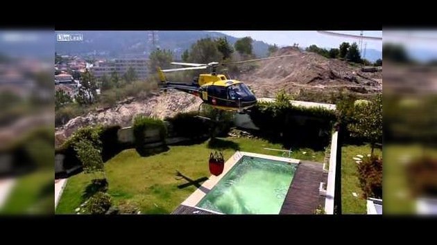 Helicóptero acude a una piscina en su lucha desesperada contra el fuego
