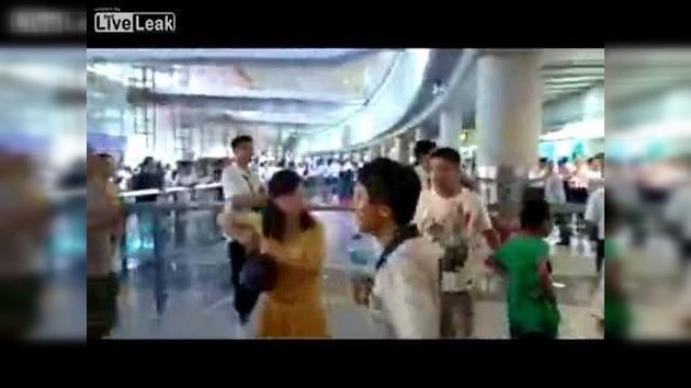 Video insólito: Un hombre se inmola en el aeropuerto de Pekín