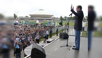 Dmitri Medvédev visita un concierto de rock