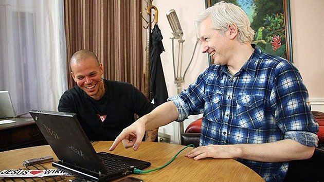 Video: Calle 13 y Assange le cantan a la manipulación mediática