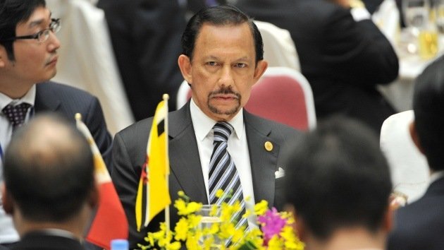 Sultán de Brunéi aboga por la pena de muerte por lapidación y la flagelación