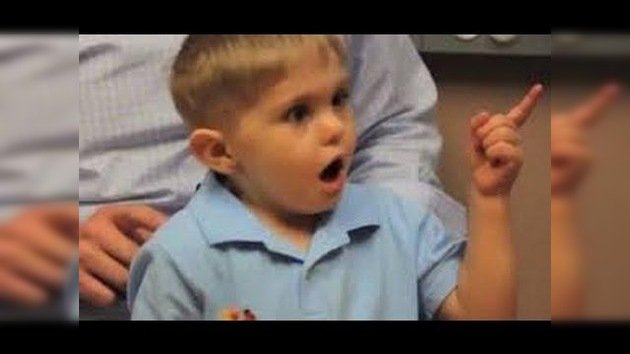 Un niño sordo de nacimiento se emociona al oír por primera vez a su padre