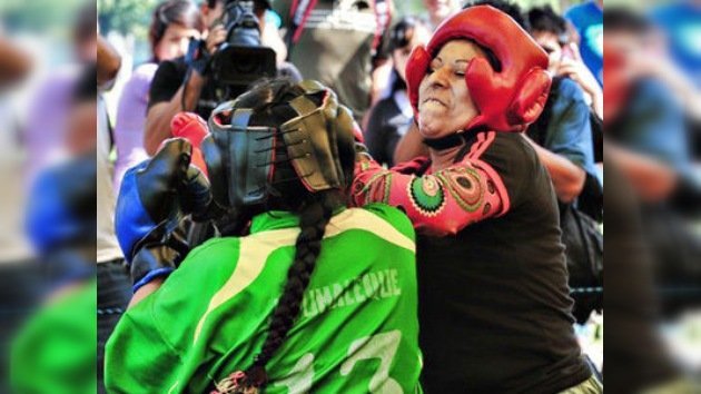 Las 'mamachas' bolivianas y peruanas demuestran qué es el verdadero boxeo