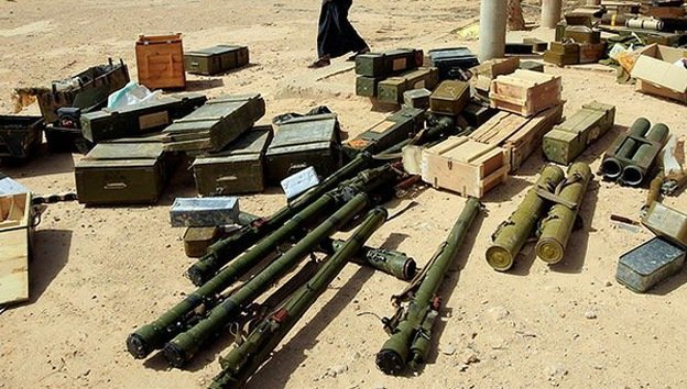 Egipto intercepta un arsenal de armas procedente de Libia