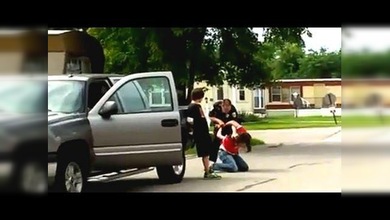 Brutalidad policial: agente amenaza con un arma a una familia inmovilizada en el suelo